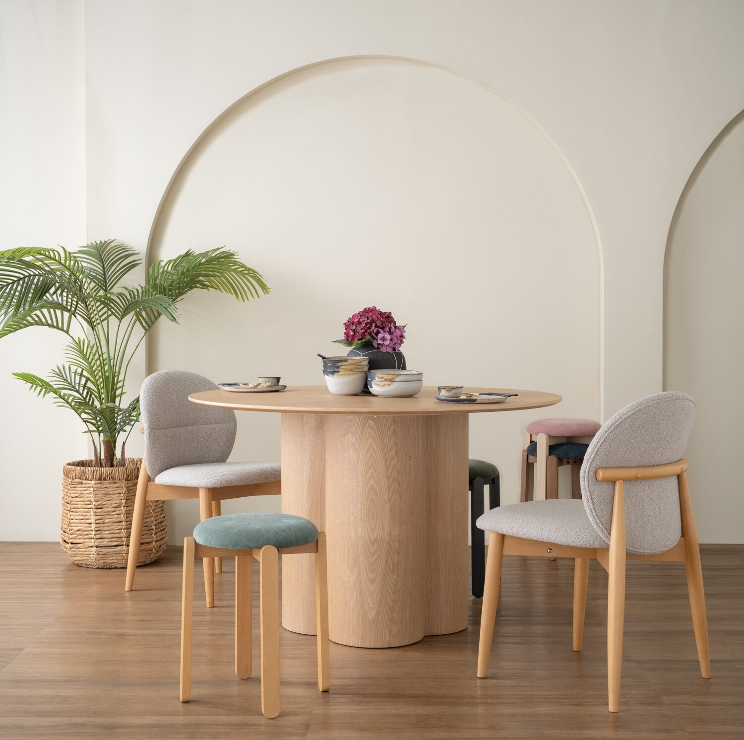 144104_s1 Zoli Ø120cm Round Dining Table