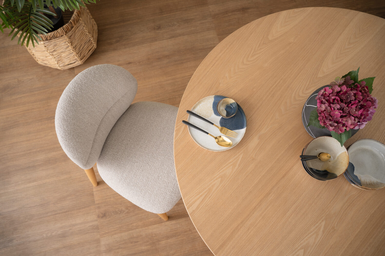 144104_s3 Zoli Ø120cm Round Dining Table